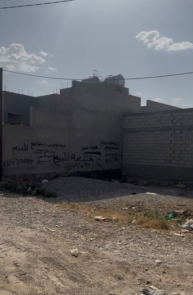 السلام عليكم عيني عندي هاي القطعه بحي بدر 140 متر بشارع المولد واصلها كهرباء ومي وتبليط
تواصل على هذا الرقم  ***********
