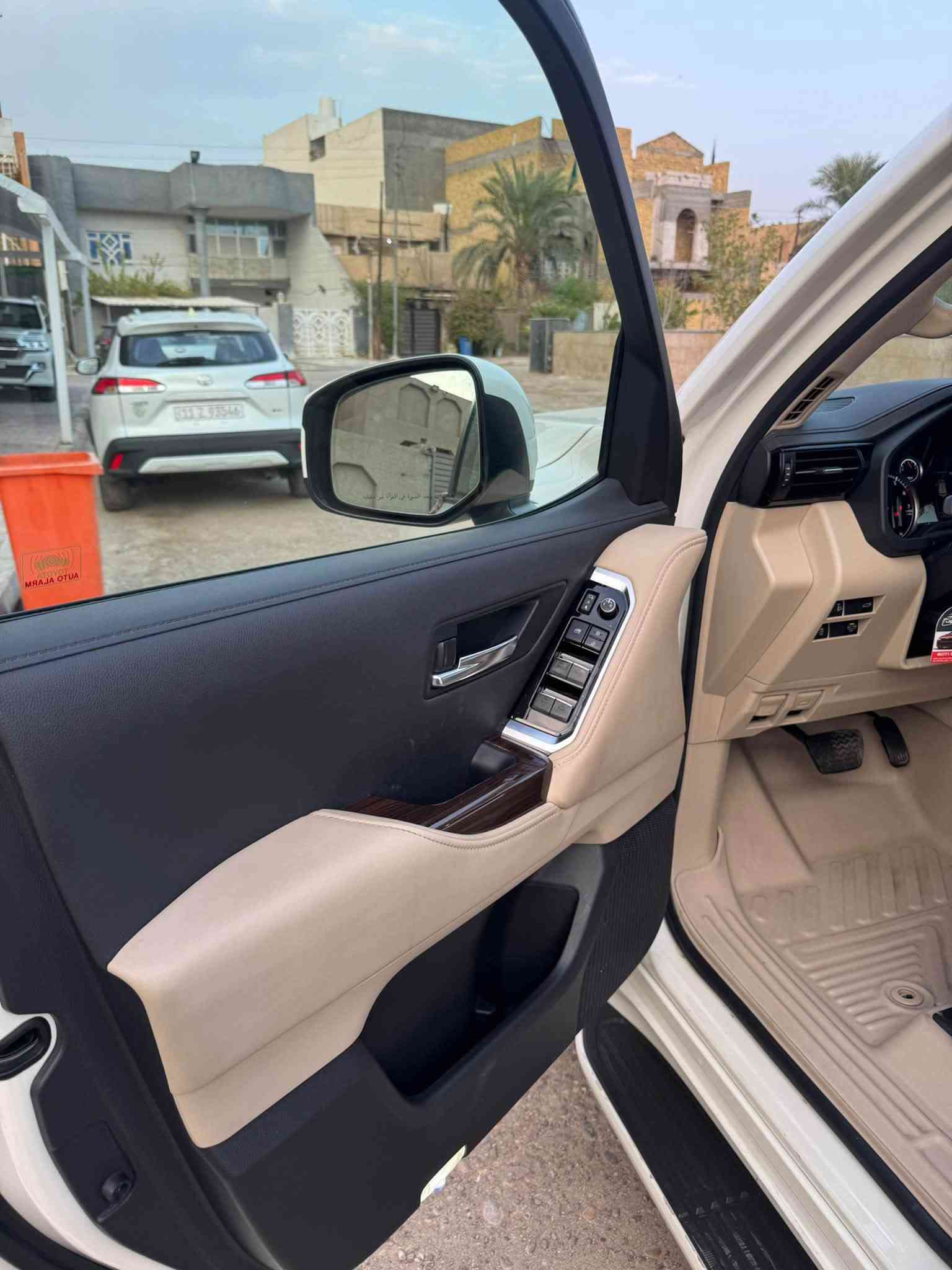 السلام عليكم
للبيع او المراوس 
تويوتا لاندكروزر لمتدد 2023 GXR
فول مواصفات 4 كامرات 
ضمان شركة ساز وبعدها بالضمان 
مكفولة كفالة عامة وجديدة جدا ومغلفة PPF من اول يوم طلعت من الشركة 
ماشية 55 الف كيلو حقيقي 
رقم اربيل الجديد تحويل مباشر 
السعر 655 وبيهة مجال 
للاستفسار ***********
