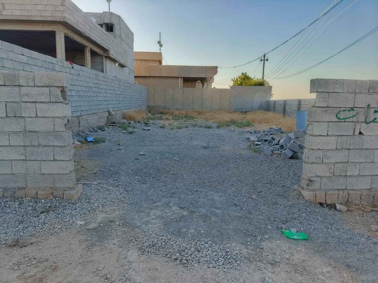 السلام عليكم.  قطعه للبيع الموقع الدبس عل شارع ركن المساحه 400.      16×25 مي وكهرباء بيهه السعر اتصل على.   ***********
