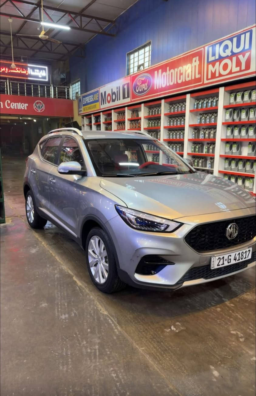 للبيع2024 MG ZS 1.5
* المحرك: 1.5 لتر، 4 سلندر بنزين
* القوة: حوالي 112–118 حصان حسب السوق والمواصفة
* العزم: 150 نيوتن.م
* القير: CVT أو أوتوماتيك 4 سرعات حسب سنة/نسخة السيارة؛ مواصفات ZS 2021 العراقية المنشورة تشير إلى 1.5 بقوة 112 حصان و150 نيوتن.م. 
* الدفع: أمامي FWD
* الخزان: حوالي 48 لتر
* عدد المقاعد: 5
* سعة الصندوق: حوالي 448 لتر
* السرعة القصوى: حوالي 170 كم/س
* 0–100 كم/س: حوالي 10.9 ثوانٍ للنسخة 112 حصان. 
* الأبعاد: تقريباً 4.31 م طول × 1.81 م عرض × 1.62 م ارتفاع. 

من الصور تحديداً السيارة تبدو بفئة جيدة التجهيز: جنوط ألمنيوم، قضبان سقف، حساسات خلفية، ومقصورة بلمسات جلدية/فخمة 
السعر 135  
مكان الديوانية حي الجزائر ***********
