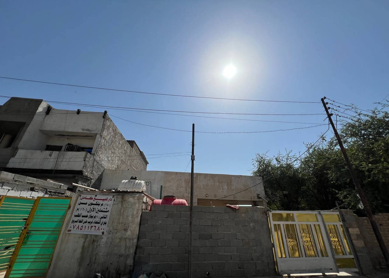 فرصة استثمارية
دار للبيع مساحة 250متر مقسوم نصفين 
الاول 160 متر مؤجر ايجارة الدار شهريا 250 الف 
اذا تريد الدار فارغ أيضا عادي يتفرغ 
والثاني 90 متر خالي من الشواغر 
يباع حسب الطلب تريد كامل او احد الدارين 
يقع الدار في ابو غريب حي الشهداء قريب على السريع خلف المهندسين بالضبط 
الدار يباع بسعر الارض 
للاستفسار ***********
