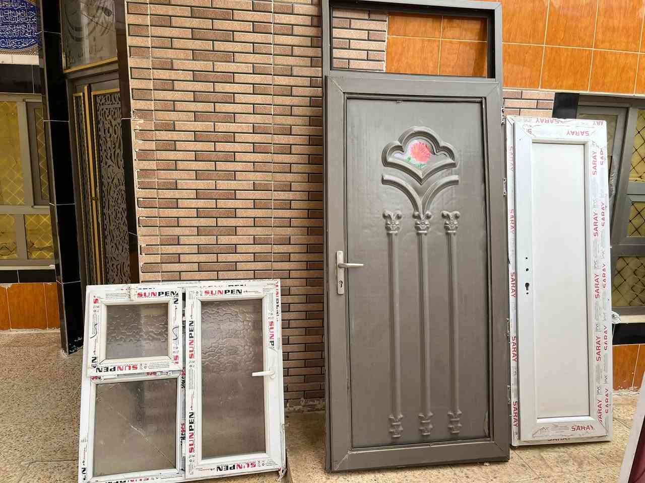 سلام عليكم للبيع بوب عدده٢وشباك واحد كل واحد وقياسو مكان هيت رقم الهاتف ***********
