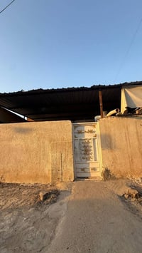 بيت تجاوز في شارع فلسطين يحتوي على غرفة وهول كبير ومطبخ وخدمات ومنوور ...