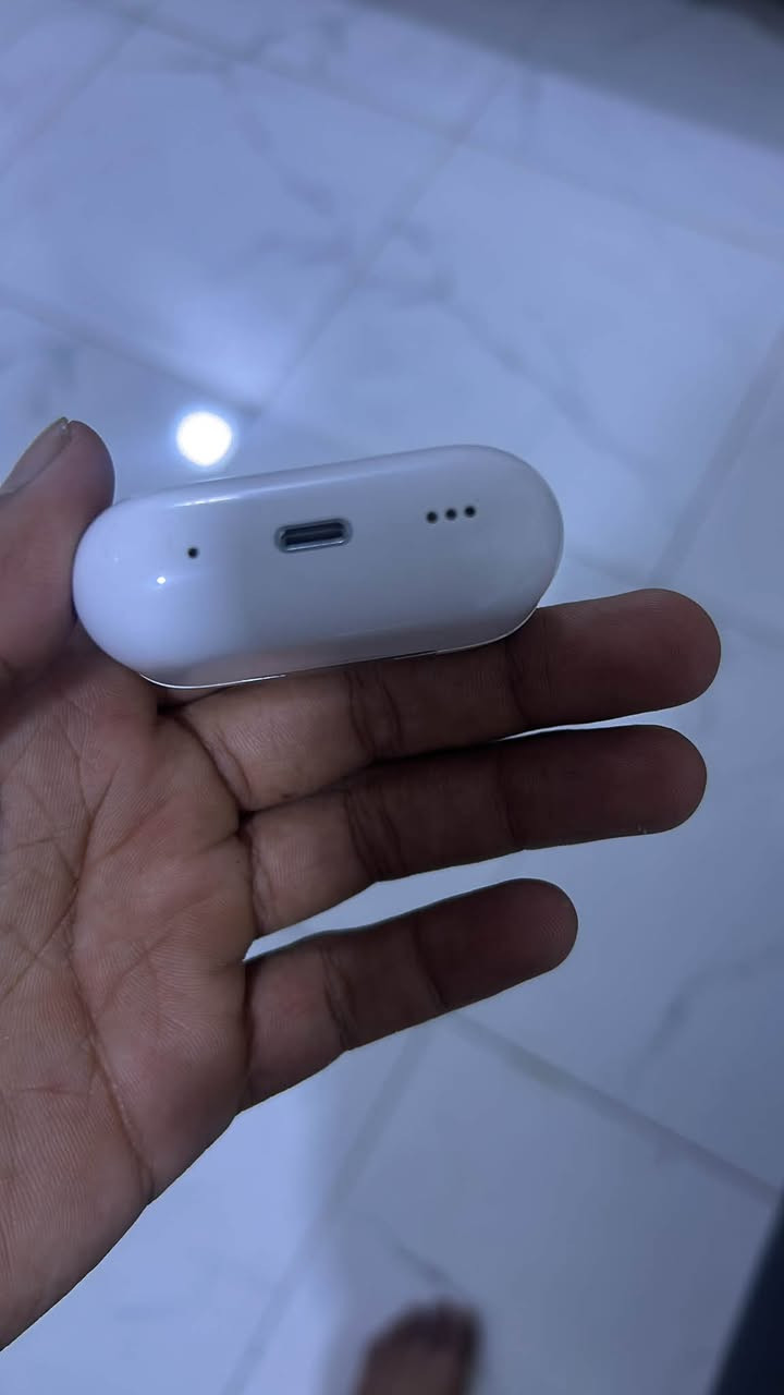 إسلام عليكم ايربود الجيل ثاني مستخدمه قليل جدآ 
مكاني نجف تواصل ***********

نص مكتوب في الصور:
- Pods Pro 100% 100% 99% الاسم وضع الاستماع إلغاء الضوضاء شفافية الصوت إيقاف اضغط مطولاً على AirPods اليسرى اليمنى وضع الاستماع وضع الاستماع اكتشاف الأذن تلقائيًا تحويل مسار الصوت تلقائيًا من الأجهزة المتصلة إلى AirPods عندما تكون في أذنيك. الصوت المكاني الصوت المكاني المخصص
- ٠٠:١٨
- Pods Pro
- البطارية
- إظهار في تطبيق تحديد الموقع
- تسهيلات الاستخدام
- اختبار ملاءمة رؤوس السماعة
- تأكد من ملاءمة رؤوس سماعات AirPods مع أذنيك لتحديد المقاس الذي يوفر أفضل مستوى إحكام وأفضل أداء صوتي.
- حول
- اسم الطراز
- AirPods Pro
- رقم النموذج
- A2698
- الرقم التسلسلي
- GRJJ9D8P18JP
- الإصدار
- 5E135
- انتهت صلاحية التغطية
- قطع الاتصال
- إلغاء حفظ هذا الجهاز