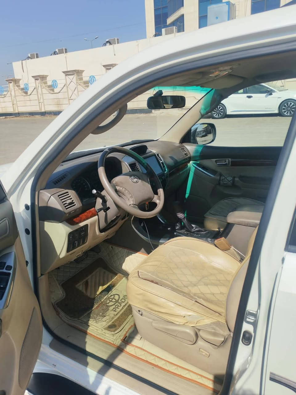 برادو موديل ٢٠٠٩ مكفوله صبغ وضربه سياره جاهزه محرك وكير وتبريد وفور ويل كله تمام بس قماره وبنيد الصبغ مكشر / السعر 140 $/اتصال ***********
