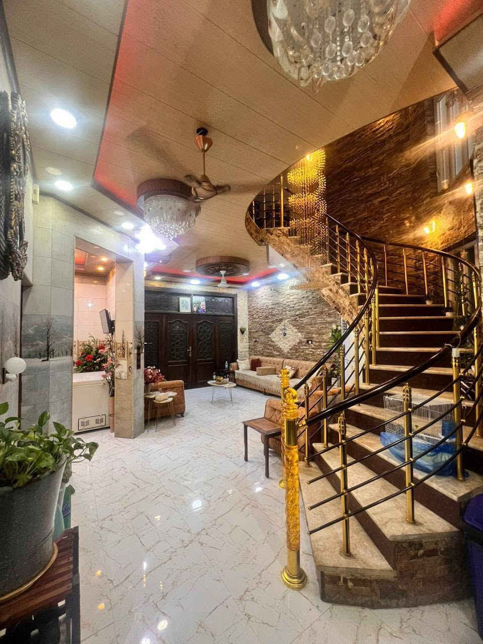 🏠 | #مجمع_سكني للبيع 👉 ❤️🏠

 📐 المساحة الكلية 1350 متر 

🧱 البناء | بناء حديث درجه أولى مجمع سكني يحتوي 3 بيوت وقطعه على شكل حديقة

🏢يتكون المنزل الأول من طابقين يحتوي على 4 غرفة نوم  مطبخ كبير   هول كبير   مجمعات صحيه عدد 3  صالة كراج مناور المساحه 280 متر 

 💒 يتكون المنزل الثاني من طابق واحد يحتوي على غرفتين نوم بنظام السويت صالة كبيرة ومدخل خاص هول كبير مجمع صحيات عدد 2 كراج كبير  مطبخ حار بارد مناور مخزن بيتونة وسطحين  المساحة ٣٢٠ متر  

🏠 يتكون المنزل الثالث من طابق  واحد يحتوي على غرفتين نوم صاله هول مطبخ حار وباردكراج مخزن بيتونه وسطحين مجمع صحيات عدد 2 المساحة ٢٠٠ متر
وقطعة ارض ضمن المجمع مساحتها ٢٠٠ متر مربع على شكل حديقة حاليا 
علما ان المجمع يحتوي على مدخل خاص و شارع فرعي 

🌎 الموقــع | حلّـه #وردية الجزائر قرب سيد موسى 
🔸العقار | طابو زراعي سند ٢٥
للاستفسار اكثر الاتصال على الرقم ***********
