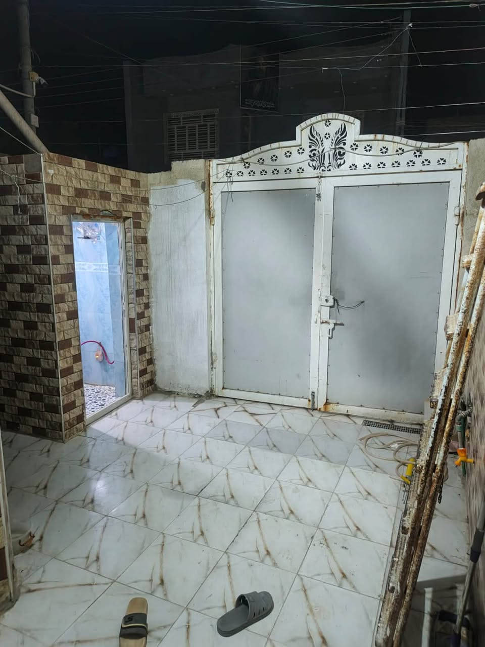 بيت ١٠٠ متر قاطين كامل مواصفات العنوان حي الفنانين قرب حي العسكري نهايت شارع ابو شاكر ***********سعر خاص
