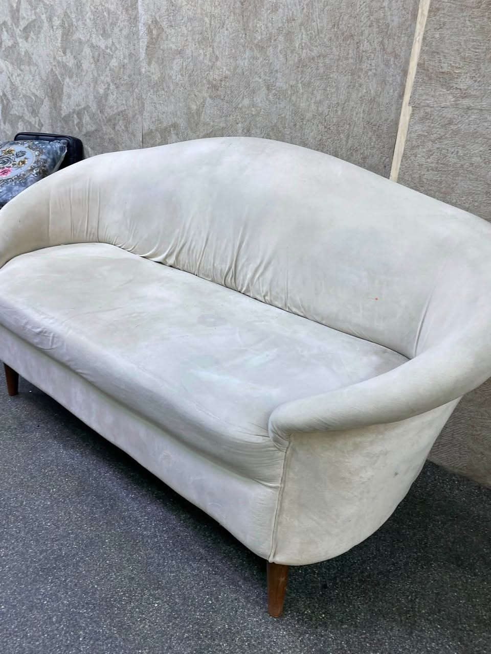 السلام عليكم غراض للبيع
قنفه وحده ب 70 
باب خشب ب 40
باب سلايد ب 65 قياس متر ب مترين ونص 
العنوان بغداد حي اور 600
الرقم ***********
