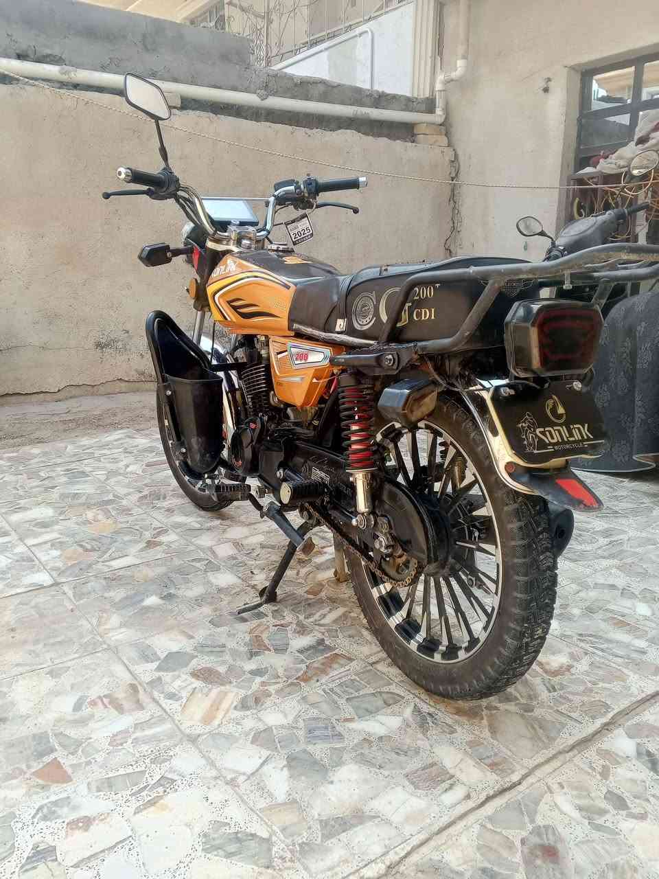 🏍️ للبيع دراجة سونك موديل 2025 
دراجة سونك 200cc موديل 2025، نظيفة ومرتبة وحالتها جيدة جداً، مثل ما واضح بالصور  واوراق منفيس كارتون موجوده ومكاتبه شراء موجوده ومكفوله ✨

🔸 موديل: 2025
🔸 المحرك: 200cc
🔸 تشغيل وأداء جيد
تخم تايرات جديد قبل شهر شديتهن 
🔸 الدراجة جاهزة للاستخدام
الدراجه فقط بيها ملاحظات 
المازده طاكه من جهة وحده بس طبيعي تشتغل عالي ناصي اشاره وميحتاج تبدلها 
والكير مال نمره الي يرجع طاك بس ميحتاج تبديل لان نمره سهله وطبيعي وتبديلها ميكلف ١٠ بس 
والدراجة مبدل الها كازكيت فقط كازكيت فقط 

💰 السعر: [650 الف] وبيها مجال للشراي 

📍 الموقع: سبع البور – ال4000
📞 للتواصل: [***********]
