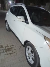 توسان 2011الصفحه اليمنه مصبوغه السعر90وبيه مجال 07818548458