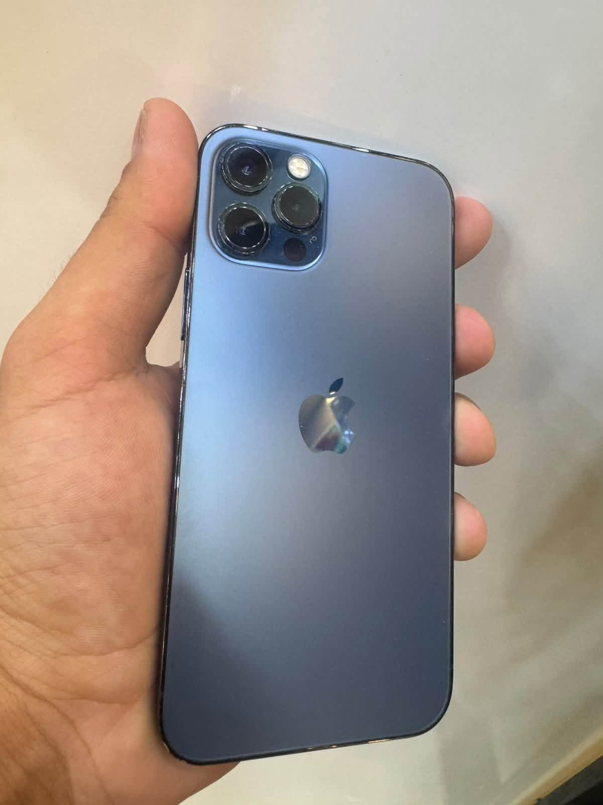 السلام عليكم
ايفون 12 برو نضيف كلش
ماستر عربي شرق اوسط AAA
ذاكره 128
بطاريه 🔋81
الجهاز وتر ما مفتوح السعر ٣٦٠
بغداد الاعظميه  ***********

نص مكتوب في الصور:
- حالة البطارية والشحن كما هو الحال مع البطاريات القابلة لإعادة الشحن، بطارية الهاتف قابلة للاستهلاك وتصبح أقل فاعلية مع الوقت. معرفة المزيد... الحد الأقصى للقدرة ٨١٪ هذا قياس لقدرة البطارية مقارنة بقدرتها عندما كانت جديدة. قد تتسبب القدرة المنخفضة بتقليل ساعات الاستخدام بين عملية الشحن والأخرى. أقصى قدرة للأداء ستساعد الأنظمة المضمنة في النظام والمكونات في تخفيف آثار الأداء التي قد تلاحظها أثناء التقدم الكيميائي في عمر بطارية iPhone. شحن البطارية المحسن للحد من استنزاف عمر البطارية، يتعلم الـ iPhone من عادات الشحن اليومية، بحيث ينتظر ولا يتجاوز ٨٠٪ حتى يحين موعد حاجتك إلى استخدامه.