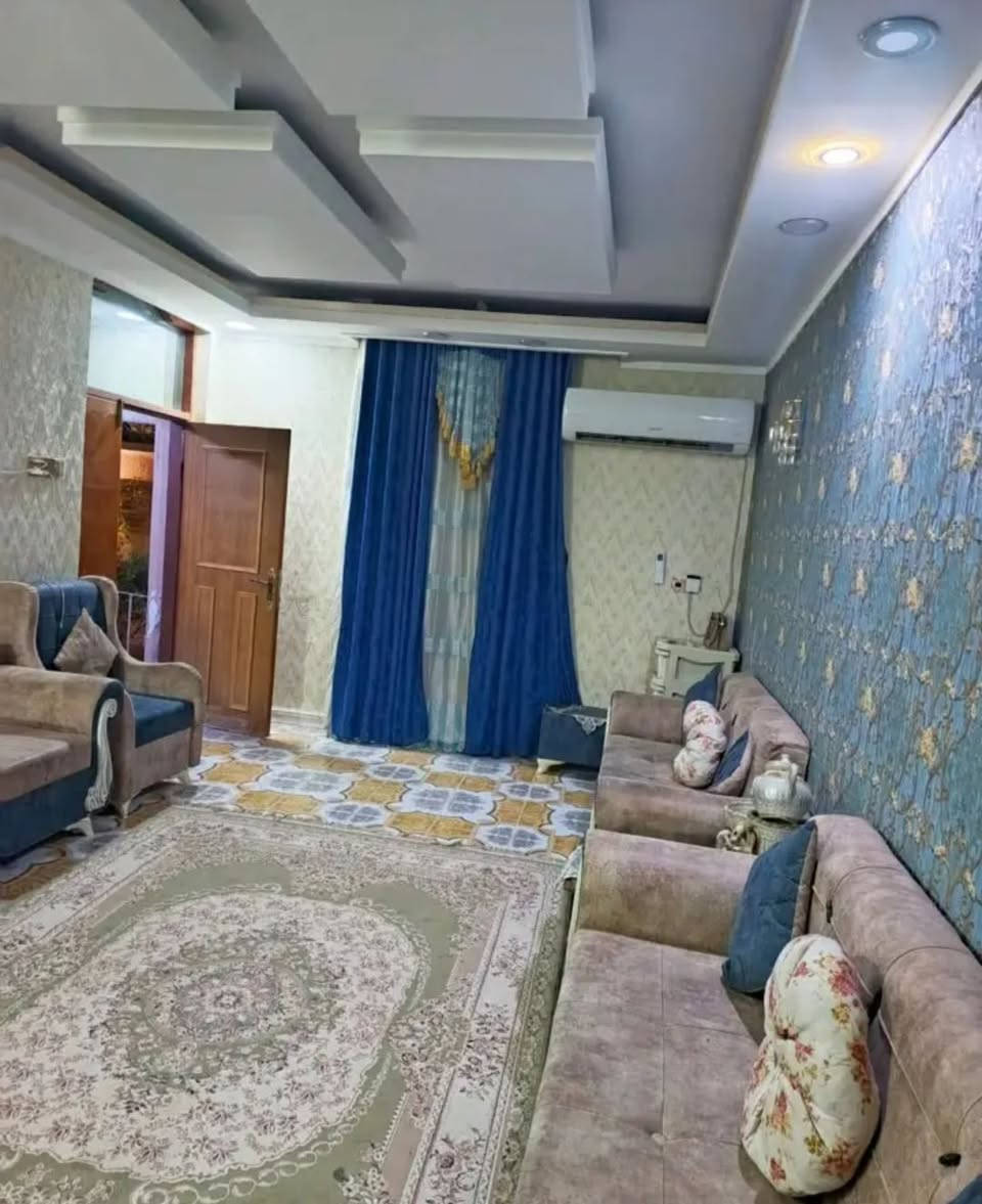السلام عليكم 
معروض للبيع دار سكن مساحه (٢٠٠) م ركن وجه (٢٠×١٠) على حديقه في منطقة حي الشهداء قرب الشارع الرئيسي طابقين البيت نظيف مرمم الاول كونكريت والثاني عكاده 
يحتوي على 
استقبال وصاله وغرفه ومطبخ وصحيات ومطبخ حار وبارد 
الطابق الثاني 
غرفه نوم عدد (٤) 
مطبخ وصاله وصحيات 
السعر (٢٤٥) مليون قابل للتفاوض 
للاستفسار الاتصال واتساب ***********
مكتب المدار الذهبي للعقار

نص مكتوب في الصور:
- مكتب
- المدار الذهبي
- ***********
- دار للبيع