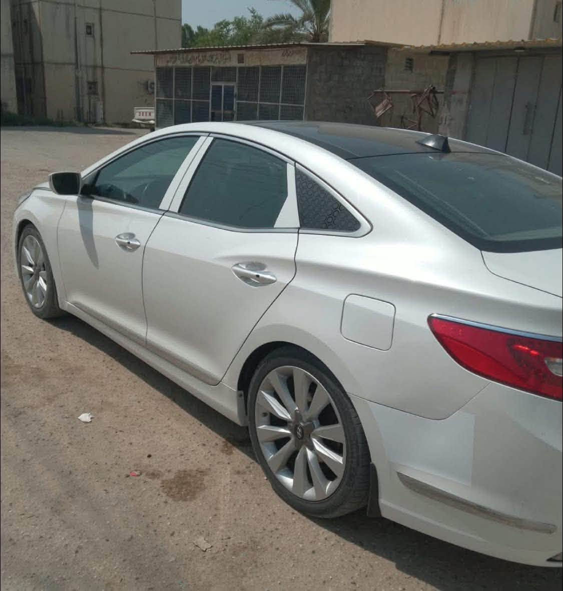 السلام عليكم
ازيرا موديل 2014 خليجي مكفولة

 فول مواصفات vip

ماشي ١٨٩ الف كيلو للبيع فقط

***********
