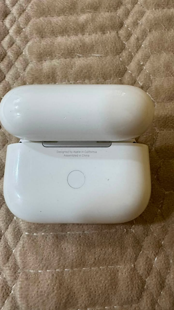 السلام عليكم airpod pro 2 lightings 
للبيع نظافة عالية بيه مشكلة بال تك الايمن من ترفع الصوت يصير بيه خنة بالصوت 
مع كامل الملحقات 
سعره 100 الف 
عنوان شارع المغرب فرع مستشفى المؤيد 
***********
