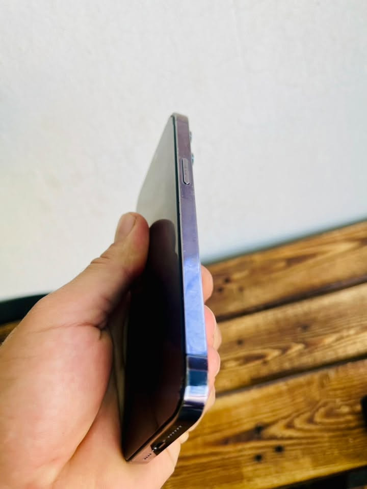 ايفون 14pro max
ماستر عربي 
ذاكرة 256
بطارية 🔋 83
كلة بلادي مابدل بي شي شوية شخوط بالهيكل 
السعر 825 و بي مجال 
***********
