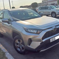 بيع مستعجل للبيع تويوتا رافور xle بانزين  بيها نص جاملخ صبغ فقط السايق...