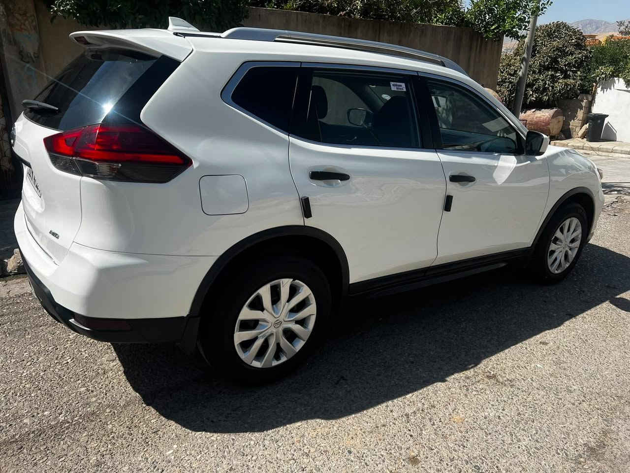 نيسان روج أمريكي S موديل  2017 AWD ابيض ثلاجي بدون صبغ  كلين  حجر ايرباك بشرط رقم سنويه جديد  سونر موجود  مكان سيارة عقره تلفون *********** كورك وتساب           مكان سيارة عقره سعر 148مجال قليل
