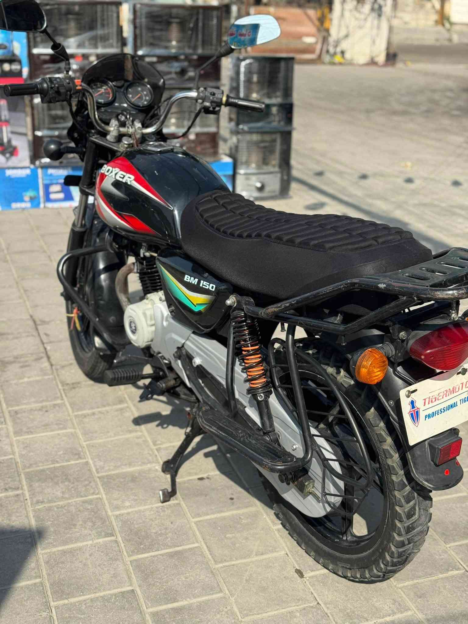 سلام عليكم بوكسر موديل 22 للبيع دراجه مناقصها شي مكينه خرسه متسمعلها صوت كهربائيات كامله كلوب اشاير دبل اشاره هورن كلشي شغال السعر  ب1300 وبيها مجال مكان بلبنوك ***********
