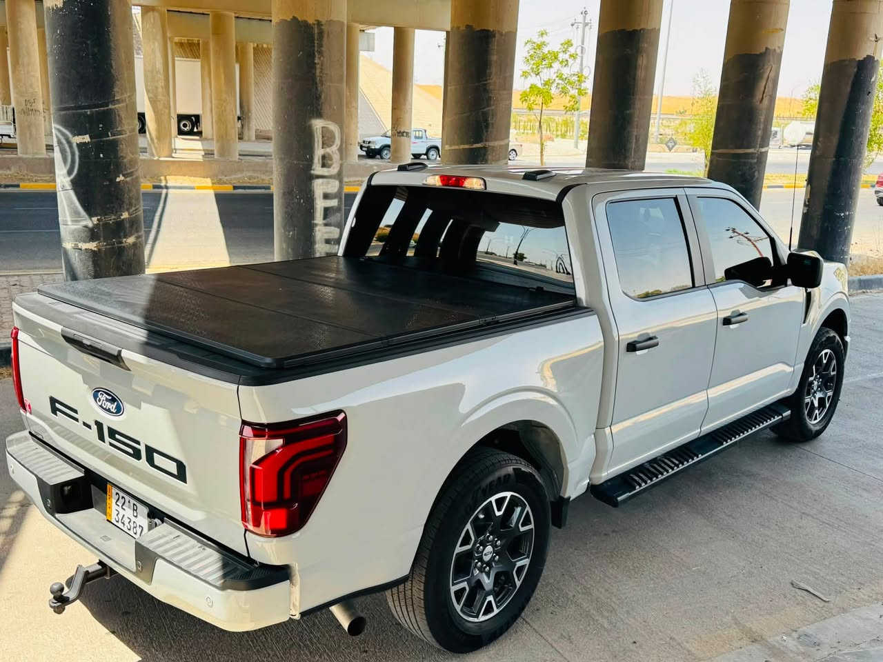 للبيع: فورد F-150 STX موديل 2024
* الموديل: 2024
* الماركة: Ford F-150
* الفئة: STX
* الكابينة: SuperCrew (أربع أبواب)
* المحرك: 2.7 لتر EcoBoost V6 توين تيربو – 325 حصان تقريبًا 
* ناقل الحركة: أوتوماتيك 10 سرعات 
* نظام الدفع: 4×2 (دفع خلفي) 
* اللون الخارجي: فضي (Iconic Silver)
* عدد المقاعد: 5–6 ركاب
* تاريخ الإنتاج: 07/2024 (حسب ملصق الباب)

المواصفات

* شاشة معلومات وترفيه 12 إنش.
* كاميرا خلفية.
* تشغيل ذكي (Push Start).
* دخول ذكي بدون مفتاح.
* مصابيح LED.
* نظام المحافظة على المسار (Lane Keeping Assist).
* تحذير النقطة العمياء (Blind Spot Monitoring).
* فرملة طوارئ أوتوماتيكية.
* مثبت سرعة.
* حساسات ضغط الإطارات.
* جنوط ألمنيوم مع إطارات 275/60R20.
لتواصل ***********
