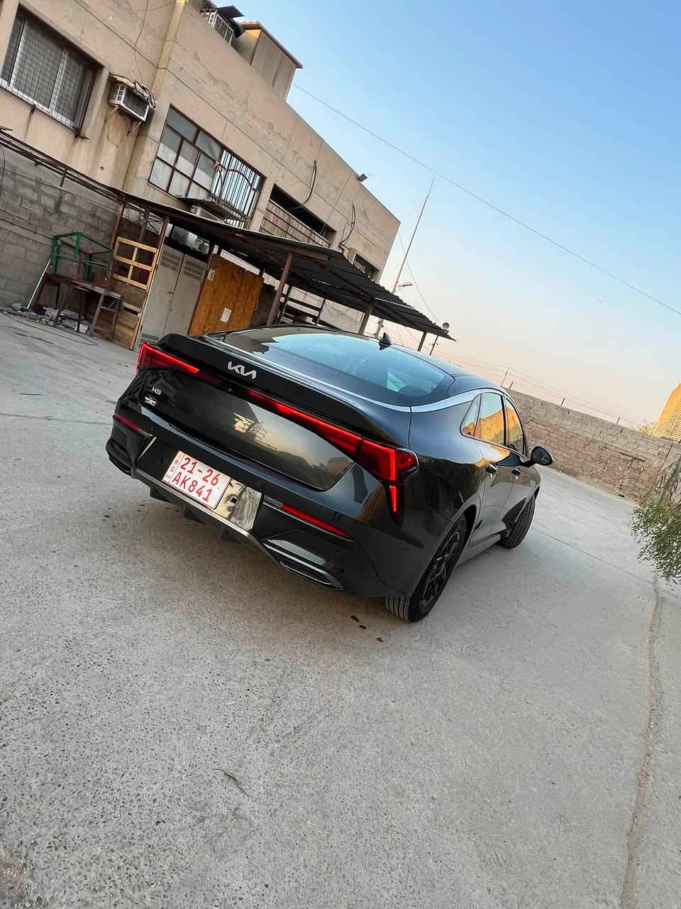 *مواصفات كيا K5 2024 EX*
*التفاصيل الاساسية:*
- *الموديل*: كيا K5 2024
- *الفئة*: EX
- *اللون*: رمادي غامق خارجي - اسود داخلي
- *الويل*: 18 انج اسود
- *الرقم*: اربيل
- *الوارد*: امريكي

*المواصفات الخارجية:*
- شباك امامي كروم اسود "Tiger Nose"
- لايتات LED امامية بتوقيع حرف Z
- لايتات خلفية LED متصلة بعرض السيارة
- حساسات خلفية + كاميرا رجوع
- مرايات جانبية اشاير + طي كهربائي
- دفيوزر خلفي بسيط

*المواصفات الداخلية اللي باينة بالصور:*
- *شاشتين متصلة 12.3"* Panoramic Display - عدادات ديجيتال + شاشة وسط
- *كاربلاي وايرلس* + اندرويد اوتو - باين بالصورة شغال خرائط
- *الداخلية*: قماش × جلد اسود
- *الستيرن*: جلد + تحكم متعدد + مثبت سرعة
- *الكير*: اوتوماتيك 8 سرعات
- *التبريد*: دبل زون ديجيتال لمس
- *ميزات*: بصمة تشغيل - تشغيل عن بعد - مثبت سرعة

*المحرك:*
- *المحرك*: 4 سلندر 2.5L GDI تنفس طبيعي 191 حصان
- *الكير*: 8 سرعات اوتوماتيك
- *الدفع*: امامي 2WD
- *انظمة القيادة*: Eco - Smart - Sport - Comfort

*الامان:*
- 6 ايرباك
- نظام الثبات + مانع انزلاق
- كاميرا رجوع + حساسات
- تنبيه الخروج من المسار على الاغلب
الحادث صبغ نص الباب والجاملغ الخلفي بارد

‭***********
