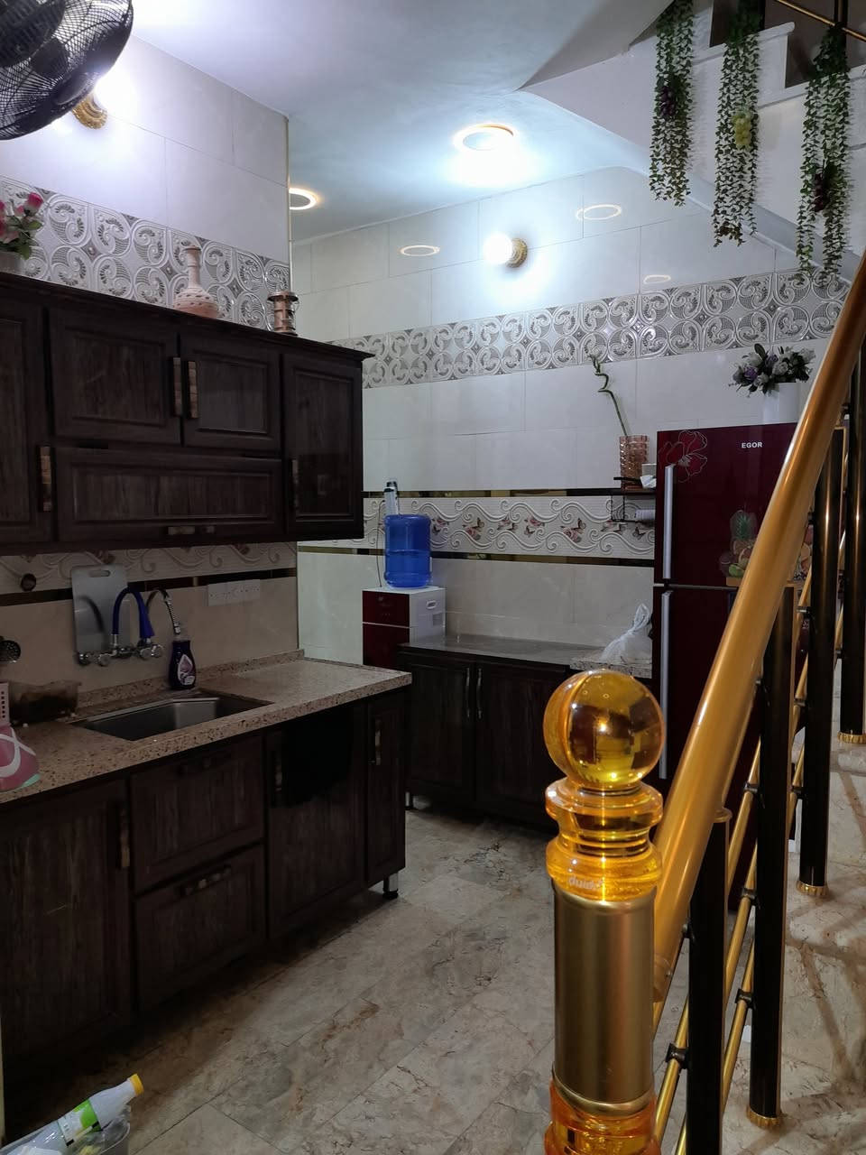 البيع بيت مساحة٧٥ مترة في الحريه الثانية فرع افران الزهراء البيت يحتوي على صالة و حولي وغرفه وصحيات داخليه خارجيه والطابق الثاني غرفه و حمام وصطع البيت طابق ونصف واجهت البيت ٥×١٥ سعر ١٩٠ بي مجال ***********
