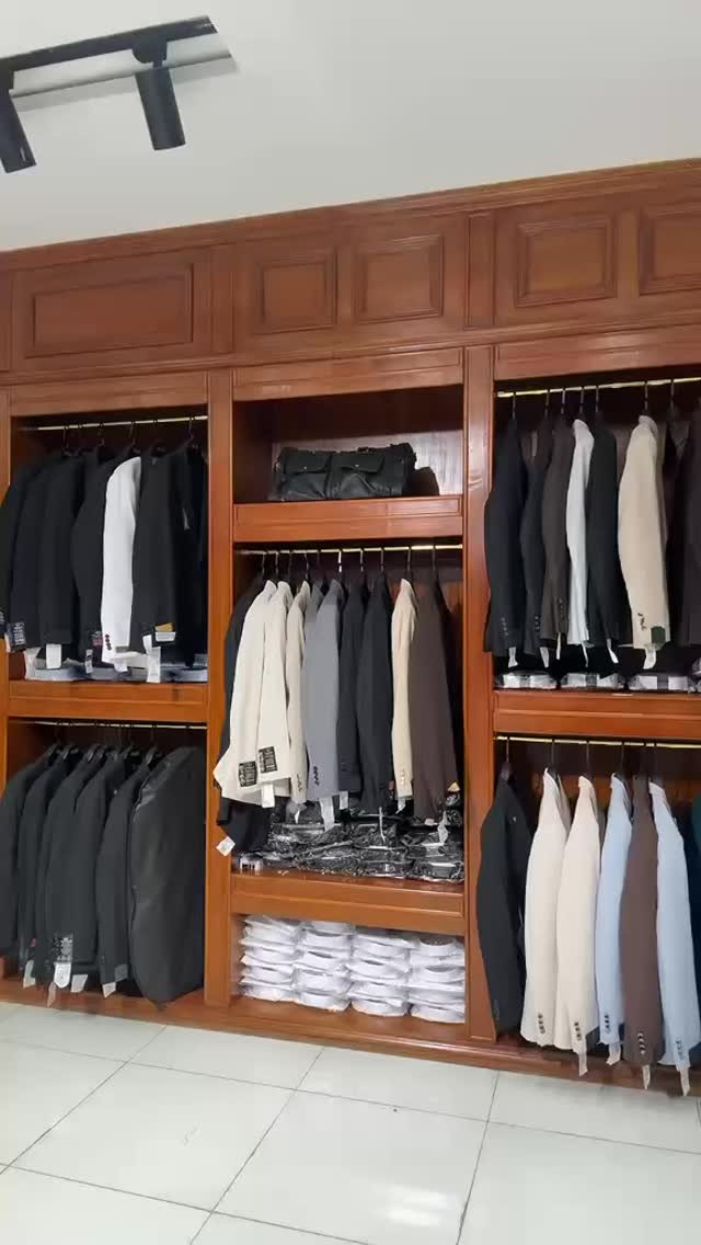 مصطفى ماركه • البنوك • ملابس