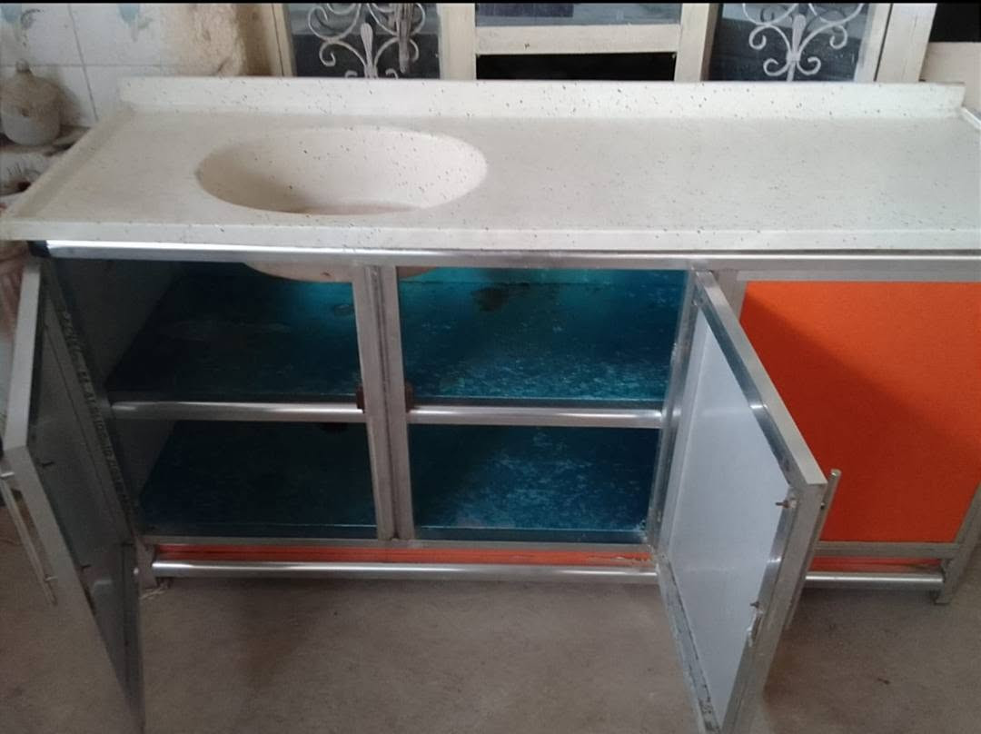 سنك للبيع نضيف بدون ضرر قياس متر ونص مرمر سعرة ١٠٠ ألف     ***********
