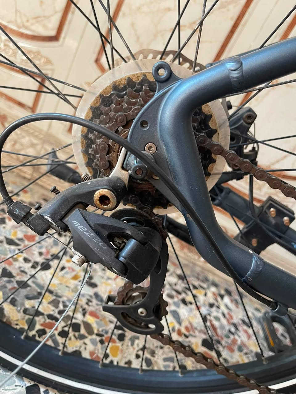 للبيع دراجة Viega Maxima Sport هايبرد*
*الحالة*: مستعملة نظيفة جداً

*المواصفات:*
- *الماركة*: VIEGA أمريكية
- *الموديل*: Maxima Sport - MODEL: 87774
- *سنة الصنع*: 2021 - تجميع Tianjin 
- *النوع*: هايبرد Hybrid للشارع والمدينة والرياضة
- *حجم الفريم*: XL - Extra Large للطول 185سم وفوق
- *الاطارات*: للشارع، داعم أمامي بسيط
- *الفرامل*: دسك بريك امامي + خلفي
- *الجير*: Shimano Tourney TZ 21 سرعة
- *المقود*: مستقيم Flat Bar مريح
- *الفريم*: المنيوم خفيف

*ملاحظات*:
الدراجة غير مصممة للجبال Off-Road. للاستخدام اليومي والتنقل والرياضة فقط.
الدراجة جاهزة بدون اي عطل.

*السعر*: 300,000 د.ع وبيها مجال بسيط
*المكان*: بغداد الشعله 
للتواصل ***********
