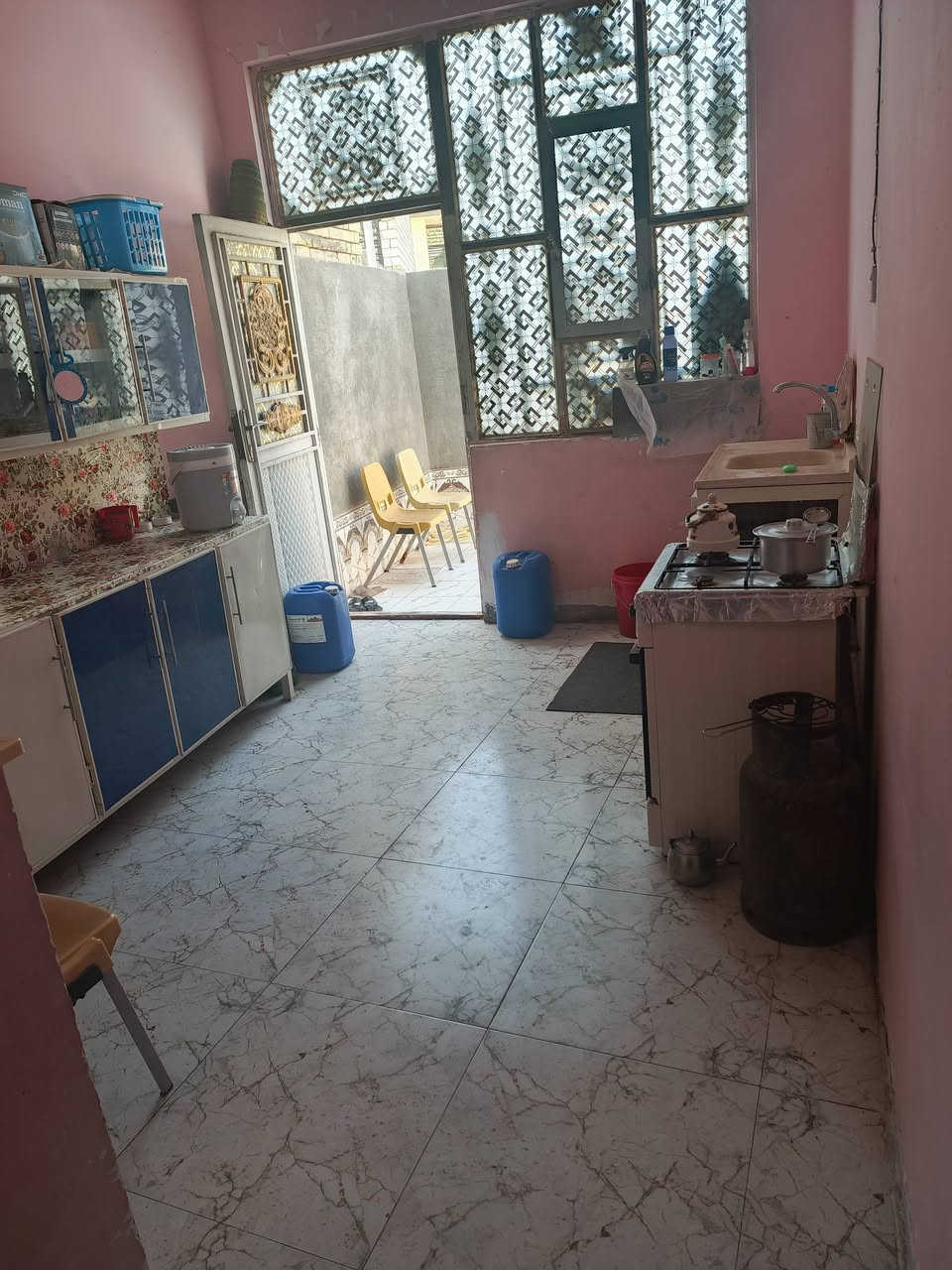 السلام عليكم بيت للبيع المساحه 135م البناء بلوك كهربائي بيت جديد السديناوية قرب الدلة السعر 65 وبي مجال شوية 
/***********

