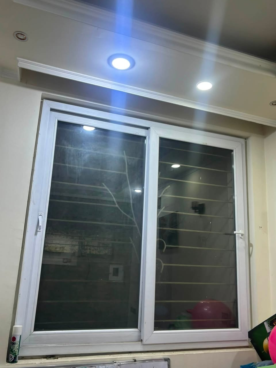 شلابيك pvc نوعيه اصليه جدا محكمة لاتدخل مي ولاتراب
دبل زجاج وبيها مانع ذباب 
قياسات مختلفه بيها شباك سلايد كبير 
بيبان pvc محكمة جدا ايضا دبل زجاج 
باب خشب جديدة للبيع
بغداد
***********
