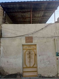 نصف قطعه للبيع في مدينه الصدر قطاع 31 تحتوي على حوش وملحقات وهول وغرفه...