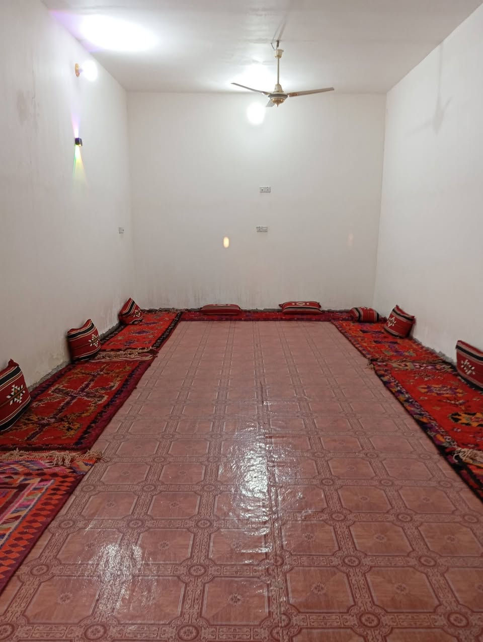 السلام عليكم بيت للبيع مع حديقه المساحه ٤٠٠متر متكون من قرفتين وصاله ومطبخ  واستقبال وصحيات خارجيه وداخليه المكان على طريق أبو الماش نهايت السايدين متوفر خدمات أساله بل باب كهرباء وسحب سعر 43وبي مجال باقي تفاصيل ***********//***********
