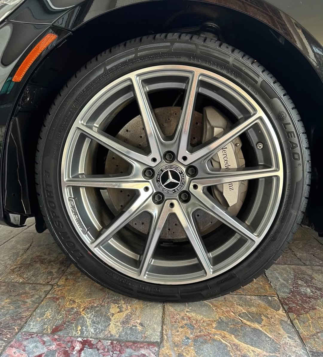 للبيع ٣ تايرات رن فلات 
مال مارسدس e350. ٢٠٢٢
انشالن من السياره من جانت ماشيه ٩ الف كم قياس 245 /40 R19 
للاتصال ***********
