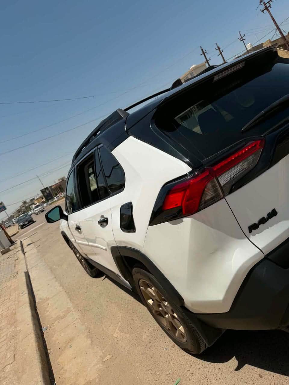 للبيع
RAV4 Woodland Edition – Hybrid AWD Two Coloure

1- الموديل: 2024
2- الفئة: Woodland Edition
3- المحرك: 2.5L 4 سلندر هايبرد
4- القوة: 219 حصان
5- الدفع: AWD دفع رباعي
6- القير: e-CVT
7- الصرفية: ممتازة جدًا ومعدلها الرسمي حوالي 37 MPG
8- الوضعيات: Normal / Eco / Sport / EV / Trail

مواصفات Woodland الخاصة:
1- تعليق TRD مخصص
2- إطارات Falken Wildpeak All-Terrain
3- جنوط TRD برونزية 18” المُميز
4- Roof Rails سوداء
5- Cross Bars
6- حماية وMudguards أمامية وخلفية
7- عوادم مزدوجة
8- كشافات ضباب LED
9- شعار Woodland وتفاصيل خارجية سوداء

المواصفات الداخلية:
1- مقاعد قماش بتصميم Woodland
2- كرسي سائق كهربائي
3- تحكم أوتوماتيكي بالمكيف Dual Zone
4- فتحات تكييف خلفية
5- Push Start
6- Smart Key
7- شاشة 8”
8- Apple CarPlay لاسلكي
9- Android Auto لاسلكي

10- Bluetooth
11- 6 سماعات
12- مقاعد خلفية قابلة للطي 60/40
13- أرضيات All-Weather

أنظمة الأمان:
1- Toyota Safety Sense 2.5
2- Radar Cruise Control
3-  Lane Tracing Assist
4- Pre-Collision System
5- Blind Spot Monitor
6- Rear Cross Traffic Alert
7- Automatic High Beams
8- 8 Airbags
9- ABS + Traction Control + Stability Control

مميزات إضافية:
1- Trail Mode للطرق غير المعبدة
2- AWD كهربائي
3- 120V / 100W Power Outlet
4-l  عملية جدًا للعائلة والاستخدام اليومي
5- اقتصادية بالبنزين مقارنة بفئتها

Woodland = شكل رياضي + هايبرد + دفع رباعي + مواصفات أوف رود

 للاتصال او الاستفسار :

***********

السعر 265$ وبيها مجال
