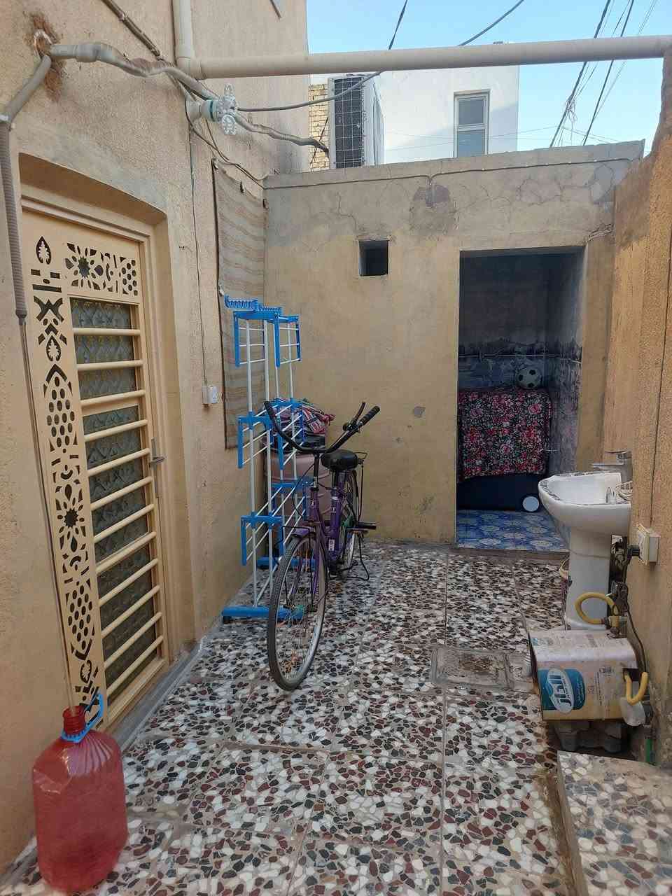 السلام عليكم
بيت للبيع موقعه مميز بحي النصر شريط النصر الاول خلف جامع الجواد عليه السلام بين شارع نصر ميلاد و شارع البانزين خانه
مساحة البيت ١٢٥م واجهة ٦.٢٥م و نزال ٢٠م سقف البيت عكادة محدث سنة ٢٠٢١ تأسيس الماء و الكهرباء و الصحيات والمجاري و السيراميك والسقوف الثانوية والابواب كله جديد نضيف و مرتب مال جناي جاهز للسكن ما تخسر عليه ولا تعمر  
سعر البيت ١٩٥ مليون قابل للتفاوض للاستفسار الاتصال على الرقم *********** او واتساب
