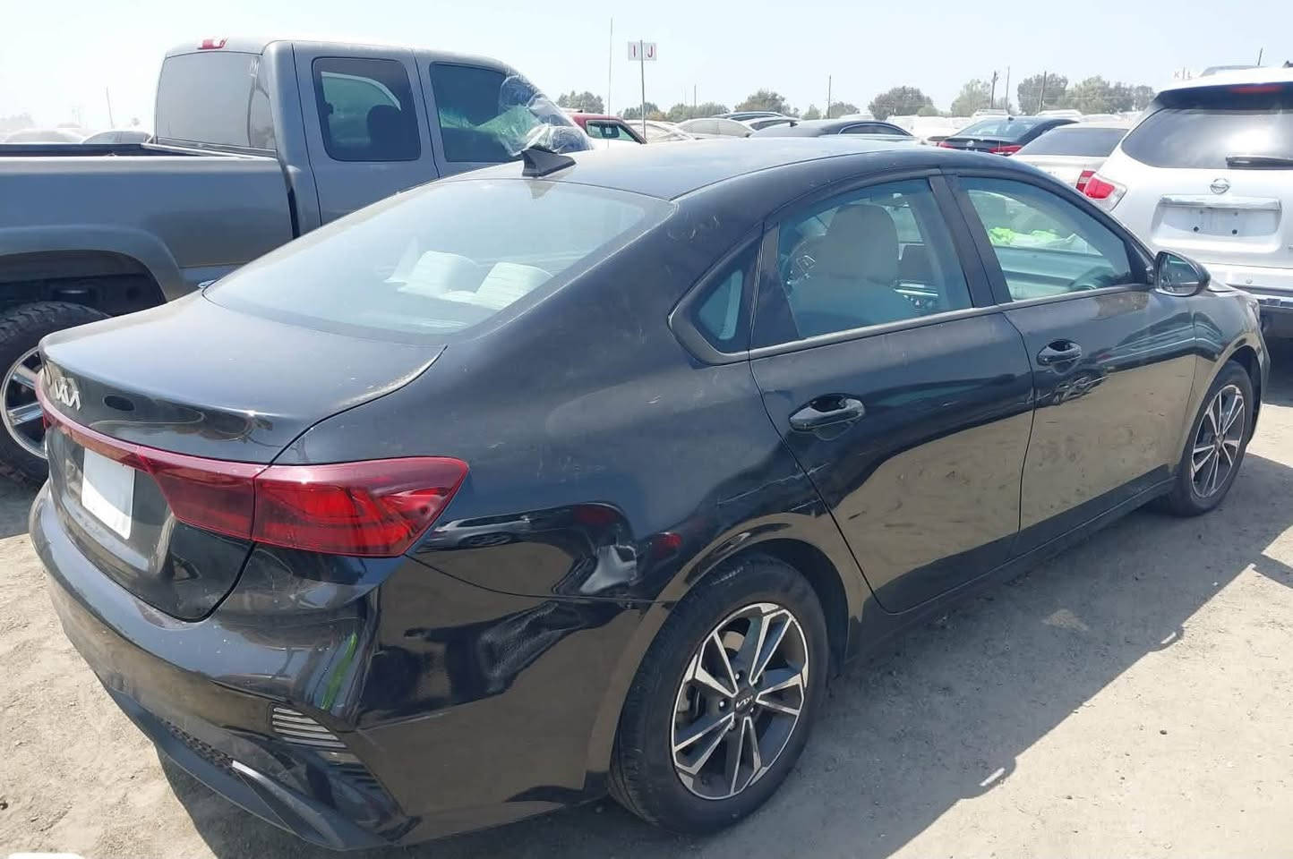 KIA Forte, Lxs 2024
حادث بسيط التفاصيل موضحه بالصور 

واصل بغداد مصلح ومكمرك 12,000 دولار 
وبيها مجال  ***********
