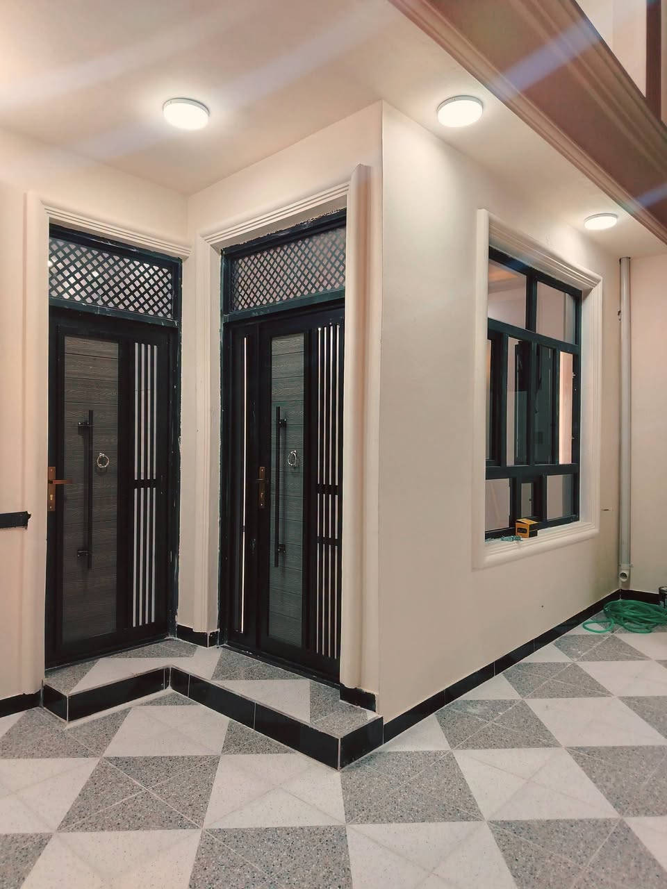 🏡 دار للبيع – 150م | تحفة معمارية وبناء حديث
📍 بعقوبة – تقاطع القدس – دور الزراعة الثالثة
🔹 طابقين + سطحين
🔹 استقبال + مطبخ + صالتين
🔹 4 غرف نوم
🔹 3 دورات مياه + مناور
🔹 تشطيب درجة أولى
🔹 أرضيات بورسلين
🔹 سقوف مغربية مع إنارة مخفية
🔹 أبواب قاصة وحديد وجص وبورك
🔹 واجهة فوم تركي
🔹 طابو صرف زراعي – سند 25
⚡ خدمات كاملة: ماء، مجاري، تبليط، كهرباء وإنارة شارع.
📞 للاستفسار:
***********
***********
🏢 مكتب الجزيرة لبيع وشراء الأراضي والدور السكنية والتجارية
🚫 لطفاً، لا نتعامل بالإيجار.
