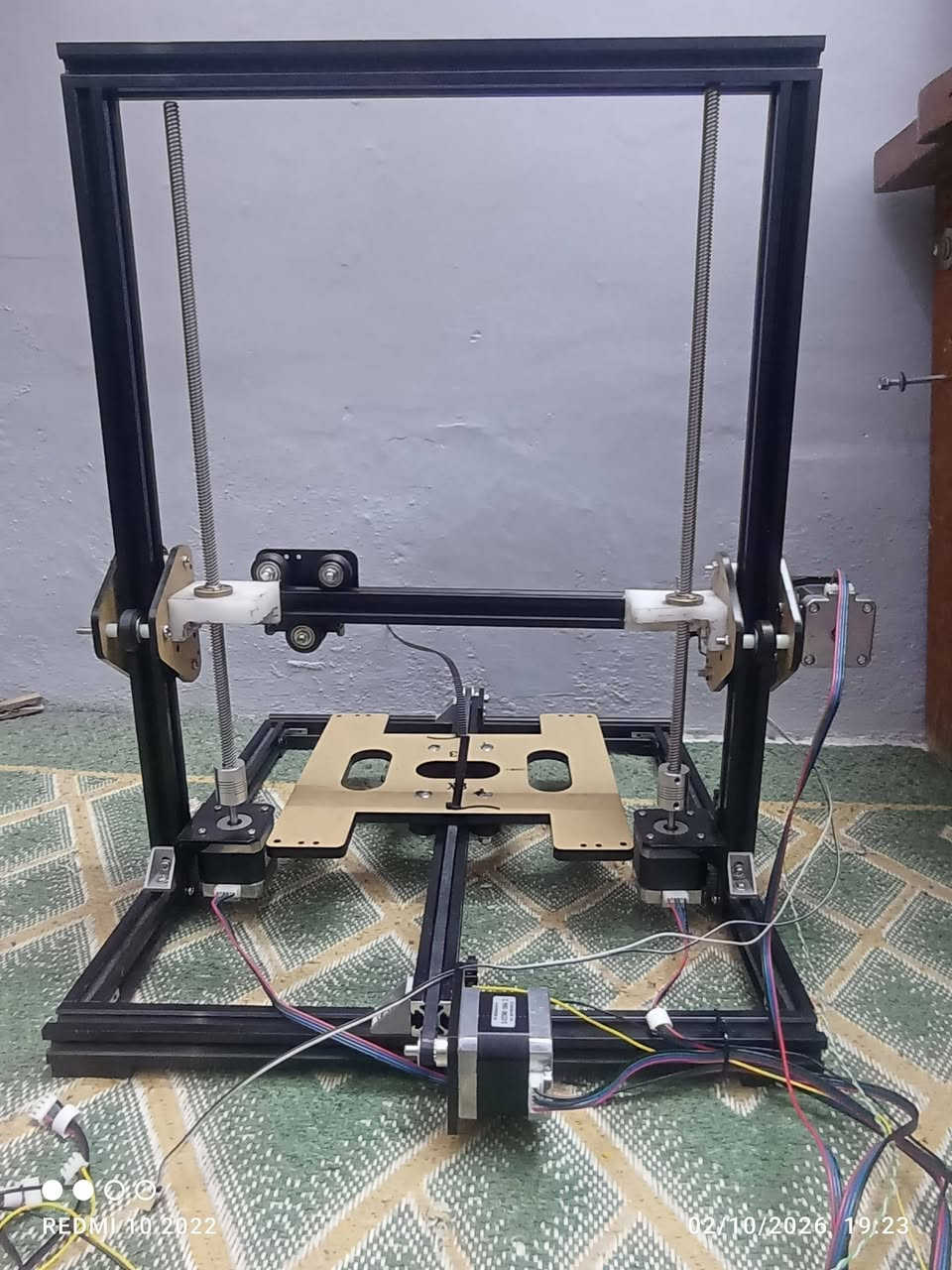 للبيع: هيكل CNC / طابعة 3D مجمع ومكتمل الميكانيك بالكامل 🔥
لكل أصحاب المشاريع وهواة الـ CNC والطابعات ثلاثية الأبعاد، هيكل متين ومضبوط ميكانيكياً، جاهز فوراً للتوصيل والتشغيل بدون دوخة التجميع!  

📐 القياسات والأبعاد:

حجم الهيكل الخارجي: 42 سم (طول) × 37 سم (عرض) × 45 سم (ارتفاع).

مساحة العمل (حركة المحاور تقريباً):

⬛ محور X: 30 سم

⬛ محور Y: 30 سم

⬛ محور Z: 30 سم

⚙️ المواصفات والمكونات الميكانيكية:

🔹 البروفايل: ألومنيوم أسود متين قياس 20×20 مم مع كافة قواعد وتوصيلات التثبيت.  

🔹 المحركات (Steppers): عدد (4) محركات أصلية من ماركة TRONXY موديل (SL42STH40-1684A-16 / NEMA 17) عالية الدقة والعزم.  

🔹 محور Z: حركة مزدوجة باستخدام براغي/أعمدة مسننة (Lead Screws) مخصصة لضمان أقصى درجات الدقة والنزول والصعود المتزن بدون أي اهتزاز.  

🔹 الحساسات: Limit Switches مثبتة على كافة المحاور (Endstops).  

🔹 التسليك: شبكة أسلاك كاملة وممدودة ومجهزة لكل المحركات والحساسات (فقط اربط بالبوردة).  

✨ ملاحظة: البيع للهيكل الميكانيكي والمحركات والأسلاك الموضحة بالصور فقط.  

💵 السعر: 100 ألف دينار عراقي (قابل للتفاوض للجادين)

📍 المكان: النجف الأشرف

📞 للتواصل والاستفسار:  ***********

نص مكتوب في الصور:
- REDMI 10 2022 02/10/2026 19:23
- REDMI 10 2022 02/10/2026, 19:23