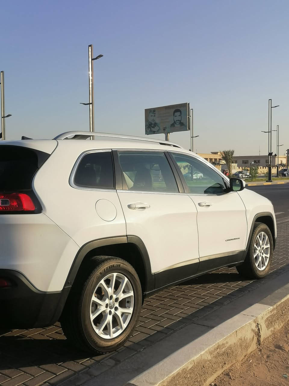 السلام عليكم
جيب شيروكي بزون 18 بيع او مراوس 

ضربه أمريكا جاملغ وبنيد بدون دواخل

ب العراق مبدل بابين نفس جهه بدون داخل سونار الفحص موجود

كير جاهز وتبريد جاهز محرك بدون تنقيص

دواخل نظيفة

حداده جاهزه

مكاني بصره

***********

السعر 125
