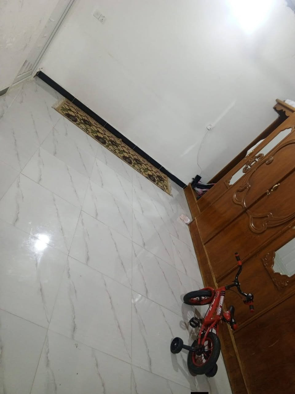 نص بيت 100متر ب دور الشرطه مقاطعه 76 يحتوي ع غرفه وصاله وديوانيه ومناور 2وحمام 2 وكراج واسع ترميم جديد ماي مجاري كهرباء لبخ مخمر وارضيه بورسلاين  يحتاجله شغلات بسيطه سعره 90 نوع العقار طابو صرف مفروز وجاهز للاستفسار هذا رقم صاحب البيت ***********
