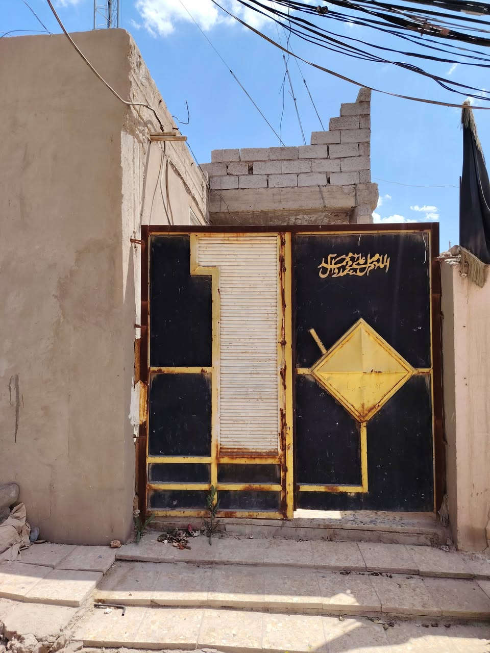 بيت للبيع 200 متر شارع المطار قريب على بوابة الخروج
يحتوي على مشتملات اثنين وانتريت مجاني يبعد عن الشارع العام 50 متر  الطابق الثاني غرفه هيكل فقط

السعر93 وبي مجال
الرقم ***********
ملاحضه البيت مو فارغ اني فرغته بالذكاء الاصطناعي حتئ تكونون بالصوره
