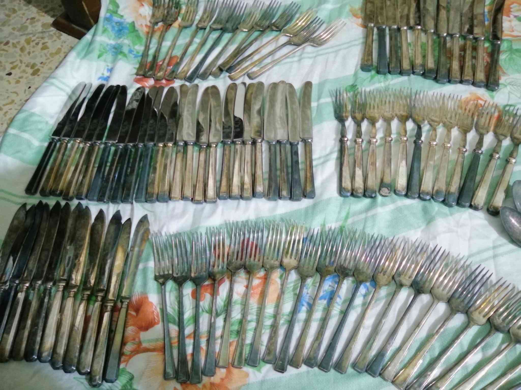 طقم ١٣٧قطعة • طلاء فضة • انكليزي