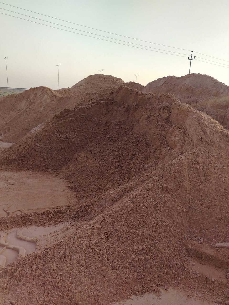 رمل مغسول درجة أولى شرط الفحص. سعر الكيلة ٦٠ الف درجة أولى 4 كيلات 240 الف من غير اجرة السيارة 

ويوجد نوع آخر درجة ثانية سعر  الكيلة ٥٠ الف
للتواصل ***********
