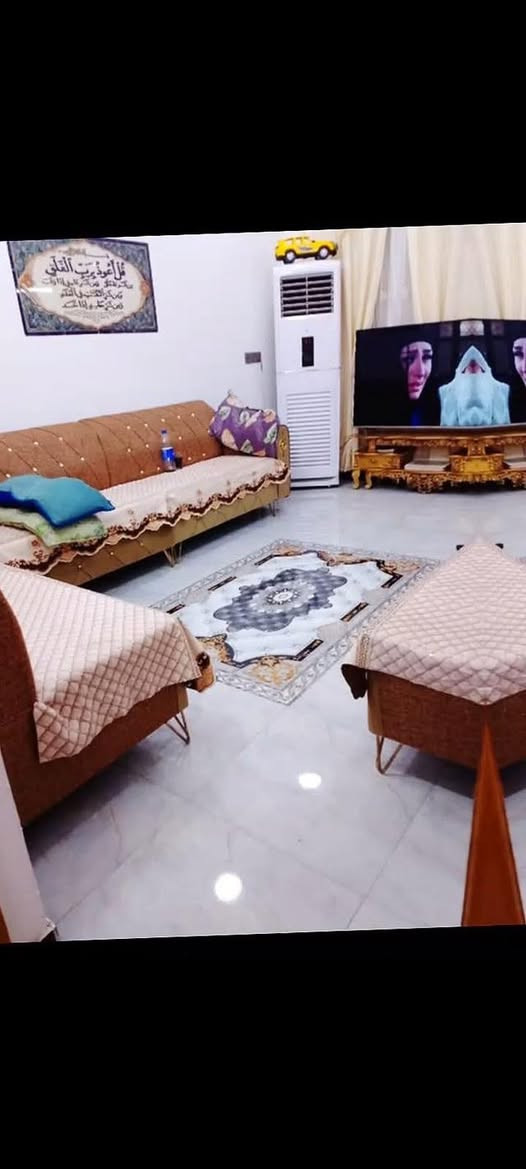 بيت للبيع مساحه 100متر بناء حديث  طابقين يتكون جوه صاله ومطبخ وساحت درج وغرفت نوم وخدمات   جوه وفوك غرفتين وساحت درج فوك وحمام عنوان بغداد  الامين الثانيه سكينه   شارع 15 الجبهه مال البانزين خانه  سادس فرع عن البانزين خانه  سحب انترنيت  ماي مجاري  كامل  زراعي سند 25   السعر 120وبي مجال *********** للاستفسار
