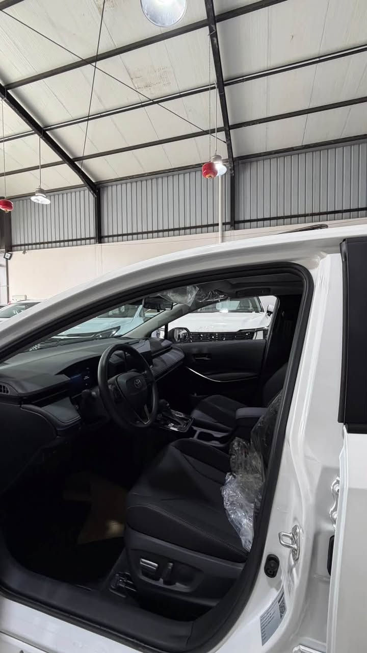 ✨ الشكل الجديد 2026 وصل! ✨ تويوتا كورولا هايبرد 🔥

🚗 سيارة تجمع بين الأناقة، التطور، والاقتصاد
بتصميم عصري جديد كلياً يخطف الأنظار من أول نظرة 😍

🔹 محرك هايبرد اقتصادي 1.8L
🔹 صرفية وقود ممتازة
🔹 شاشة حديثة + Apple CarPlay & Android Auto
🔹 أنظمة أمان متطورة لراحة بالك
🔹 تصميم أمامي وخلفي جديد بلمسة رياضية

💡 الشكل الجديد يتميز بـ:
✔ خطوط انسيابية عصرية
✔ إضاءة LED أمامية وخلفية مميزة
✔ واجهة هجومية أنيقة

📍 سيارة مثالية للاستخدام اليومي داخل المدينة والسفر
📍 تجمع بين الراحة، الاعتمادية، والتوفير

🔥 إذا تبحث عن سيارة عملية + شكل حديث… هذه خيارك المثالي!

💰 السعر29.250.000 د.ع [ لا يشمل اللوحات
📞 للاستفسار والتواصيل ،.***********
