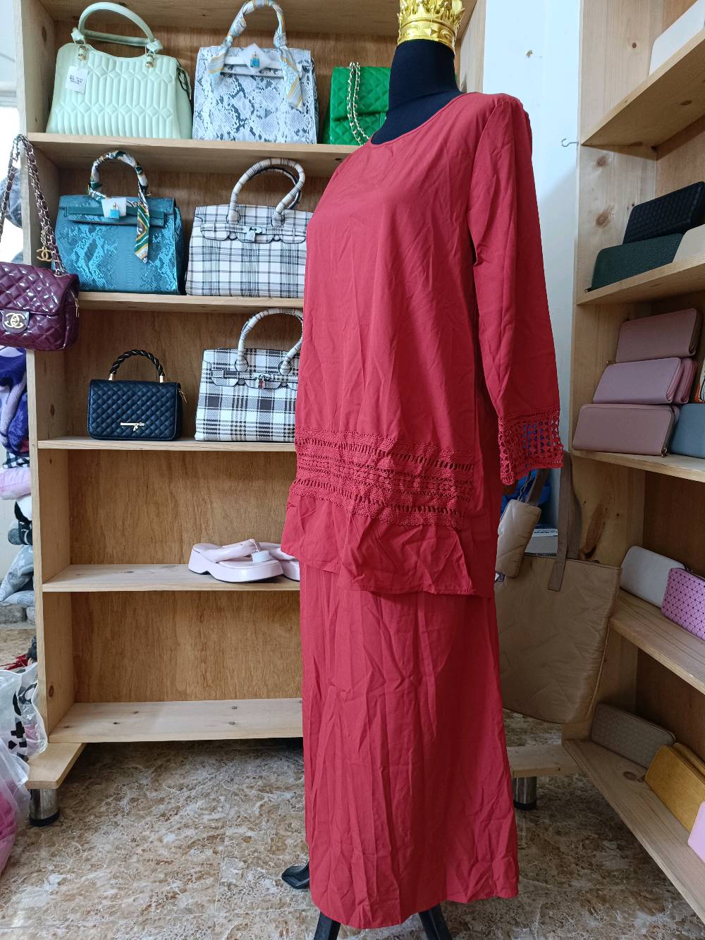 ألبسة نسائية • حقائب نسائية • جملة