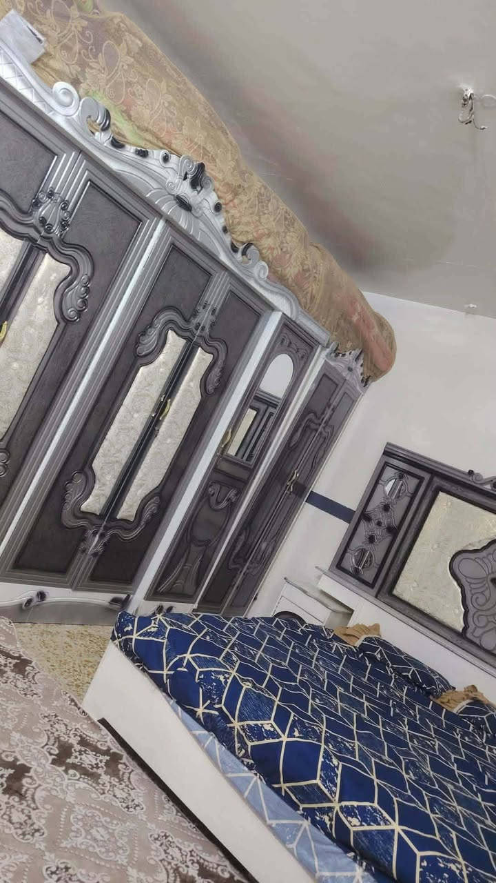 بيت 100 متر
عرض 6 وطول 15 
يعني شبه مربع 
كاشي وسيراميك وبورك 
بناء بلوك واساس طابوق 
عگاده 
غرفة واستقبال وصاله ومطبخ وصحيات 2
تشاريف للسطح

مع الآثاث 
غرفة نوم جديده 
كاونتر جديد
تخم قنفات جديده
تانكي ماء 600 لتر
سخان ماء 120 لتر 
ثلاجه 
مجمده
الاثاث لونه موحد رصاصي 

السعر 27وبي مجال بسيط  واذا بدون اثاث 24

العنوان شارع المطار الجديد شارع الشفلات نهايته  ثاني فرع بعد المولده البيت في بداية الفرع 

تواصل ***********
