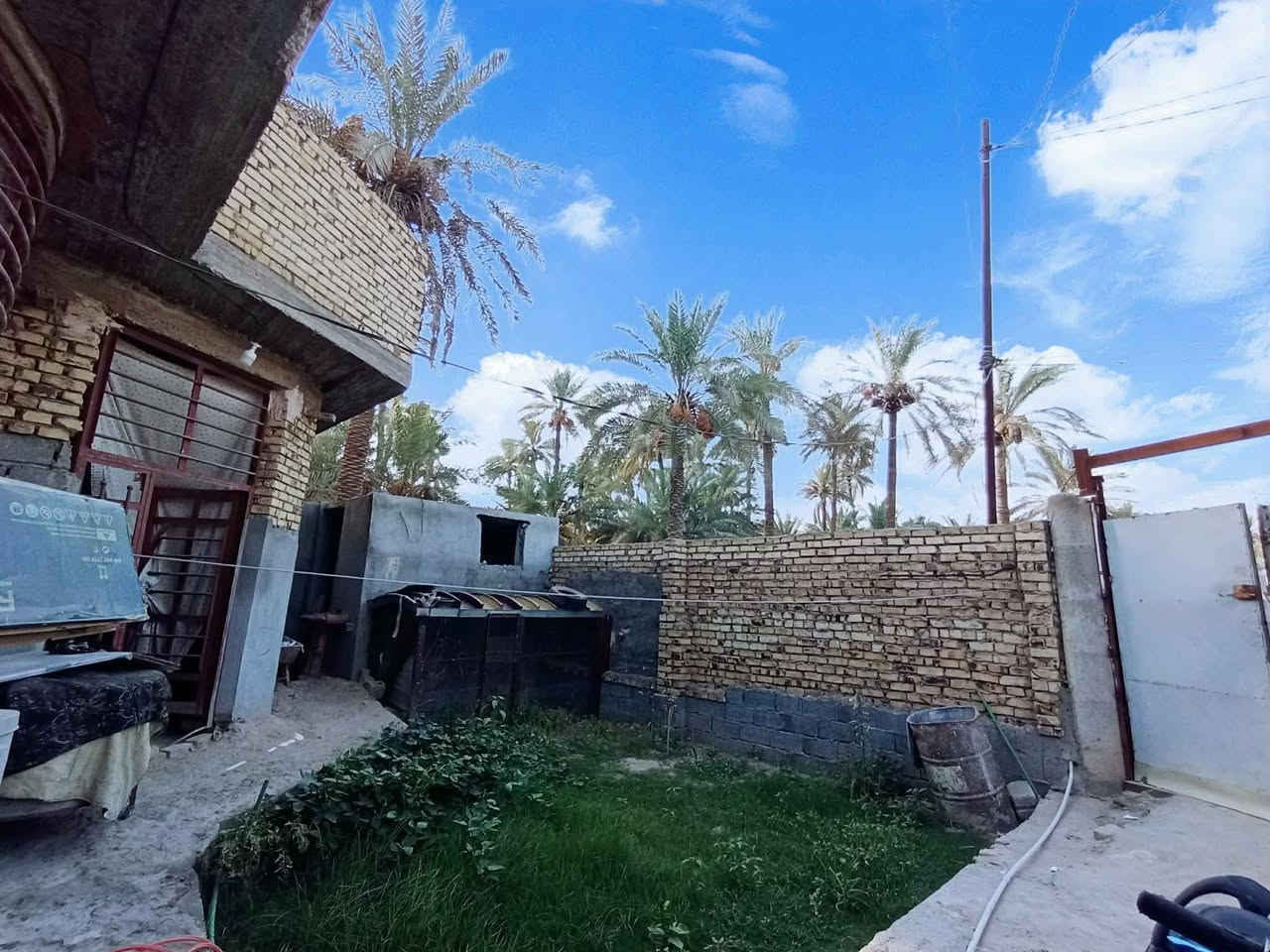 💥 فرصة عقارية ممتازة بسعر مرن | دار سكنية للبيع في الحلة 🏡
✨ سند زراعي 25 (تحويل مباشر) – خيار مثالي للسكن أو الاستثمار!
📍 الموقع: بابل – مركز مدينة الحلة – منطقة گريطعة 2
📐 المساحة: 225 متر مربع (بناء حديث)
🔹 تفاصيل وتقسيم الدار:
🛌 غرفتان نوم
🛋️ صالة استقبال واسعة
🚪 كلدور (موزع مريح)
🍳 مطبخ
🚿 مجمع صحيات (داخلي + خارجي)
🌿 حديقة منزلية
💰 خيارات التسهيلات والدفع:
💵 السعر نقداً: 80 مليون دينار عراقي 
💳 السعر بالأقساط: مقدمة 60 مليون دينار عراقي والمتبقي بأقساط وتسهيلات يتم الاتفاق عليها بين الطرفين.
📲 للاستفسار والتواصل المباشر (أو عبر الواتساب):
📞 ***********
🏢 أو يشرفنا حضوركم إلى مقر المكتب للمعاينة مباشرة.
