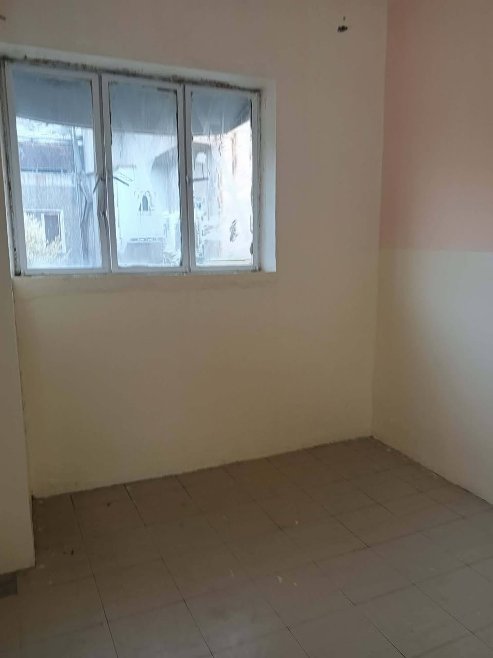 🏡 فرصة سكنية مميزة للاستثمار أو السكن الفوري في شقق الخضراء! 🏡للبيع شقة منفردة بمواصفات ممتازة ومساحة واسعة، تقع في موقع استراتيجي حيوي وقريب من جميع الخدمات.🔹 المساحة: 124 متر مربع.📍 الموقع: موقع استراتيجي مميز، قرب متوسطة الخضراء للبنين وقريبة جداً من السوق.⚖️ الوضعية القانونية: السند باسم شخص واحد (ملك صرف)، شرط التحويل جاهز ومضمون 100%.🔑 الحالة: فارغة وجاهزة للتسليم والسكن الفوري.📌 تفاصيل وتقطيع الشقة:تحتوي على بناء إضافي.4 غرف نوم واسعة ومريحة.استقبال مريح + مطبخ.سقوف ثانوية حديثة + حديقة خاصة.💰 السعر: 80 مليون دينار عراقي (قفل أو مفاوضات حسب الاتفاق).📞 للاستفسار والاتصال المباشر:📱 الرقم الأول: *********** (متوفر واتساب)📱.
