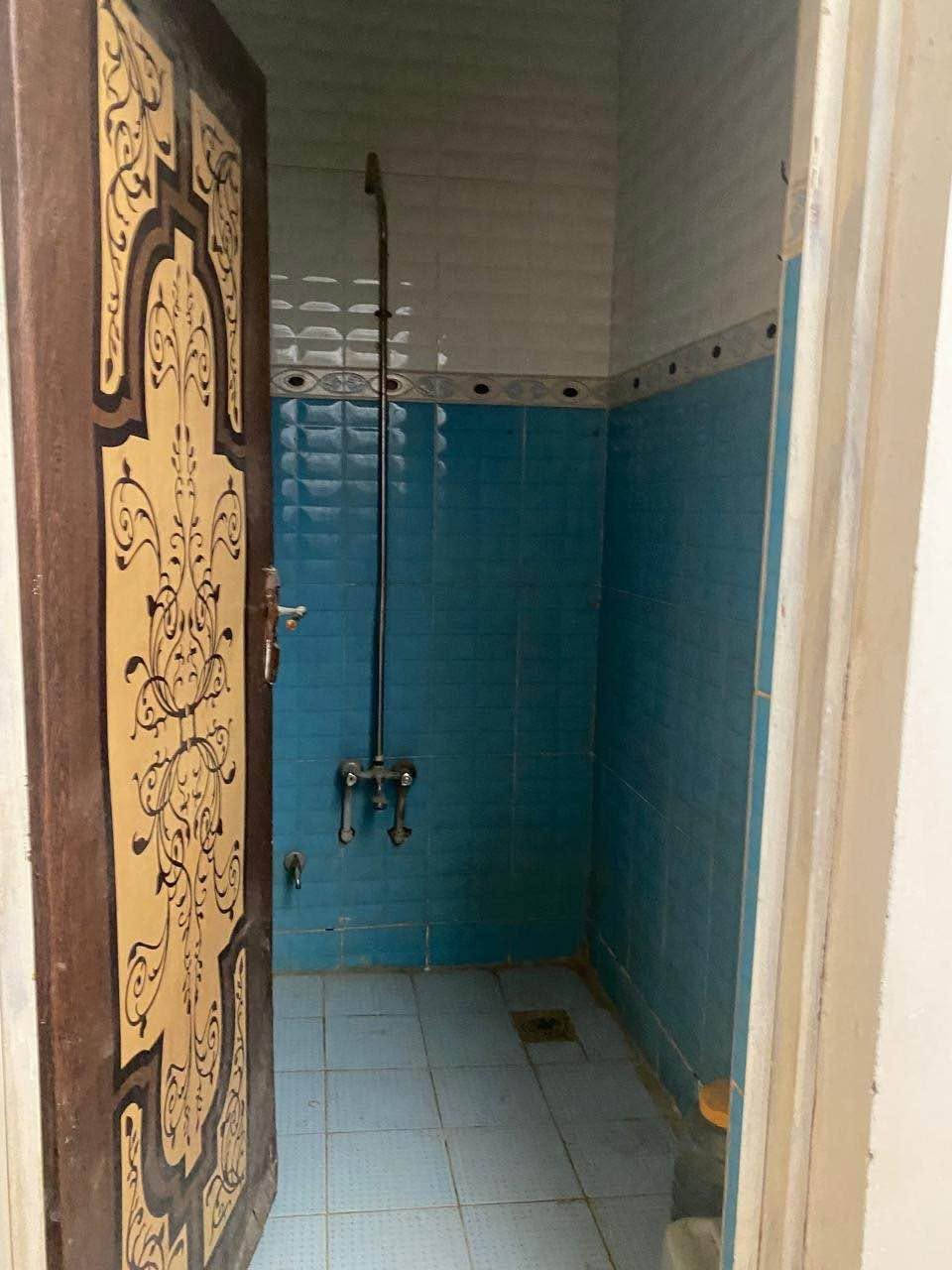 السلام عليكم إخوان
عندي دار سكنية للبيع بالديوانية، بحي الزهراء خلف المعهد التقني بفرع أبو عبد الله الكناني.
المساحة 120 متر، والسند طابو ملك صرف. البناء طابوق والبيت جاهز للسكن مباشرة، كامل وما بيه أي نقص (ممر واستقبال ومطبخ وخدمات) والترتيب والنظافة واضحة بالصور.
السعر بالخاص او اتصل على رقمي مع العلم البيت مناسب وجاهز 
اللي يحب يستفسر أو يجي يشوف البيت يتواصل وياي واتساب على الرقم *********** أو يدزلي رسالة على الخاص، والمعاينة بالتنسيق المسبق.
يرجى التواصل للجادين فقط، ورعاية لله والوالدين ارفعوا المنشور بالصلاة على محمد وآل محمد. ديوانية, القادسية
